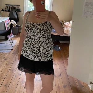 Sött smockat linne - I blommigt mönster. Gott skick