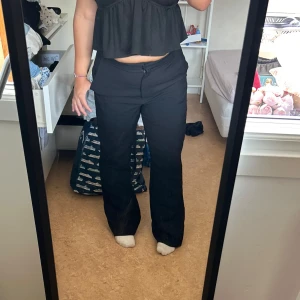 Svarta bootcut kostymbyxor  - Svarta kostymbyxor, raka ben 