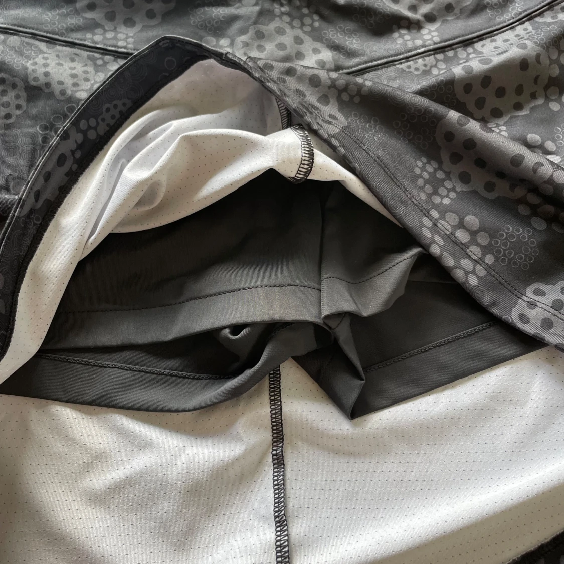 Svartgrå golfkjol från Puma med mönster - 3