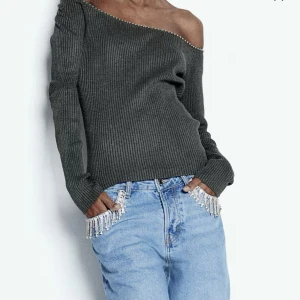 Mörkgrå  offshoulder-tröja - Snygg mörkgrå ribbstickad tröja med offshoulder-skärning och silverfärgade nitar längs halsringningen. Använd 1-2 gånger max💕💕