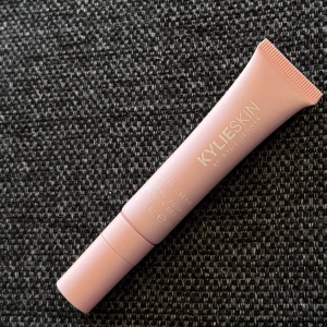 Kylie Skin Eye Cream rosa tub - Säljer en ljusrosa tub med Eye Cream från Kylie Skin by Kylie Jenner. Aldrig använt. 