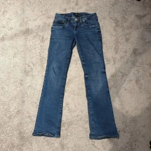 Blå bootcut jeans från LTB - Snygga blå jeans från LTB i storlek 24/30 med klassisk femficksdesign och bootcut-ben. Jeansen har låg midja och är gjorda i mjukt denimtyg med lite stretch. Jag är 155 och de är lagom för mig men säljer på grund av att de inte kommer till användning längre💞Kontakta för frågor💓