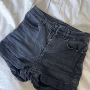 Svarta jeansshorts MONKI - Super söta shorts som jag säljer då dom är för små för mig. Det står inte storlek men jag skulle gissa på XS/S.