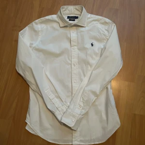 Vit skjorta från Polo Ralph Lauren - Tja säljer denna riktigt feta Ralph lauren skjorta i storlek M den är i mycket bra skick hör av er om ni är intresserade 