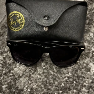 Ray-Ban solglasögon - Rya-ban Solglasögon till salu de är aldrig använda endast testade en gång, kommer med skyddsfördral.    För fler frågar så är det bara att höra av er.