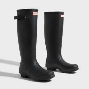 Svarta höga stövlar från Hunter - Klassiska svarta Hunter Original Tall stövlar i gummi med justerbart spänne bak. Orginalpris 1600. Snygg, stilren design med rund tå och platt sula. Perfekta för regniga dagar och festivaler. Hunter-logga framtill ger en ikonisk look.