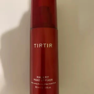 TIRTIR Mask Fit Make Up Fixer - TIRTIR Mask Fit Make Up Fixer i en snygg röd flaska på 80 ml. Ger en långvarig blurring-effekt och återfuktande finish som håller sminket på plats hela dagen. Perfekt för dig som vill ha en fräsch look utan att sminket smetas ut.