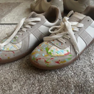 Maison Margiela GATS målade - Målade GATS, nästan helt nya, använda ett par gånger, men toppen skick! Säljer billigt, för har inget kvitto. Storlek 41. Hör av er med funderingar!