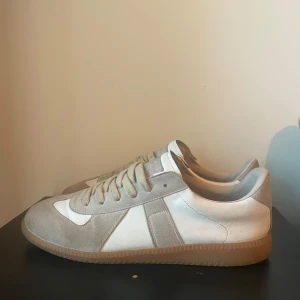 Maison margiela gats - Feta gats, passar till allt! Använt skick så har lite små defekter men ger ett bra helhetsintryck. Köpta från sicuro men hittar inte orderbekräftelsen. Skickar även med dustbagen!