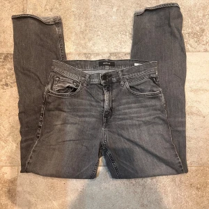 Replay Jeans - Grå Replay jeans. Passformen är straightleg. Barnstorlek 16A motsvarar ungefär storlek 29/28. Hör av dig vid minsta fundering! 
