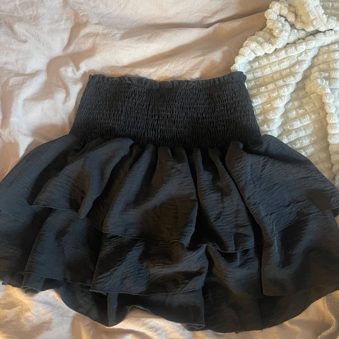 Svart volangkjol med smock