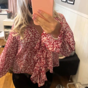 Söt röd blus - supersöt röd blus med volanger och blommor wowi 😜🥰