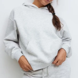 Grå hoodie - Supersnygg och bekväm hoodie från gina tricot. 💕Den sitter ungefär som en storlek XS. Jättebra skick, knappt använd. Pris går att diskutera 🫶🏼