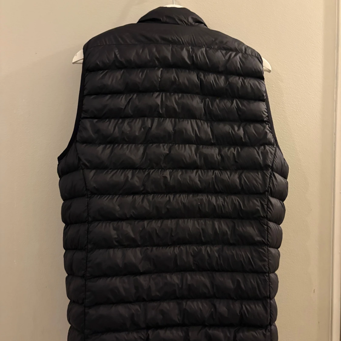 Svart dunväst med dragkedja - 1