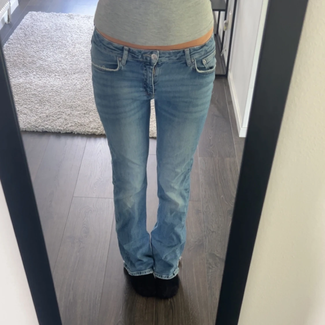 Ljusblå bootcut jeans med råa kanter