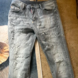 Gråa dq jeans - Storlek 33