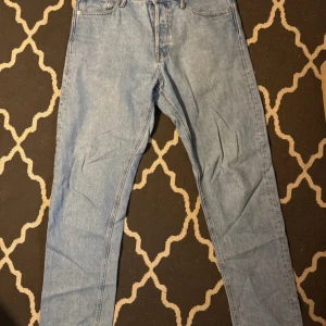 Ljusblå relaxed jeans Jack & Jones - Ljusblå jeans från Jack & Jones i relaxed fit, modell Chris/Relaxed. Klassisk femficksdesign och raka ben. Jeansen är tillverkade i bomull och har en avslappnad passform som ger en chill vibe. Perfekta för dig som gillar en loose och bekväm stil.