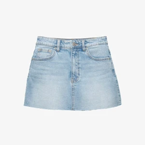 Ljusblå jeanskjol - Säljer en ljusblå jeanskjol från Pull & Bear med klassisk femficksdesign och rå kant nertill. Kjolen har bälteshällor, knapp och dragkedja framtill samt bakfickor. Perfekt för dig som gillar en enkel och snygg denimlook. Storlek 42, passar M!