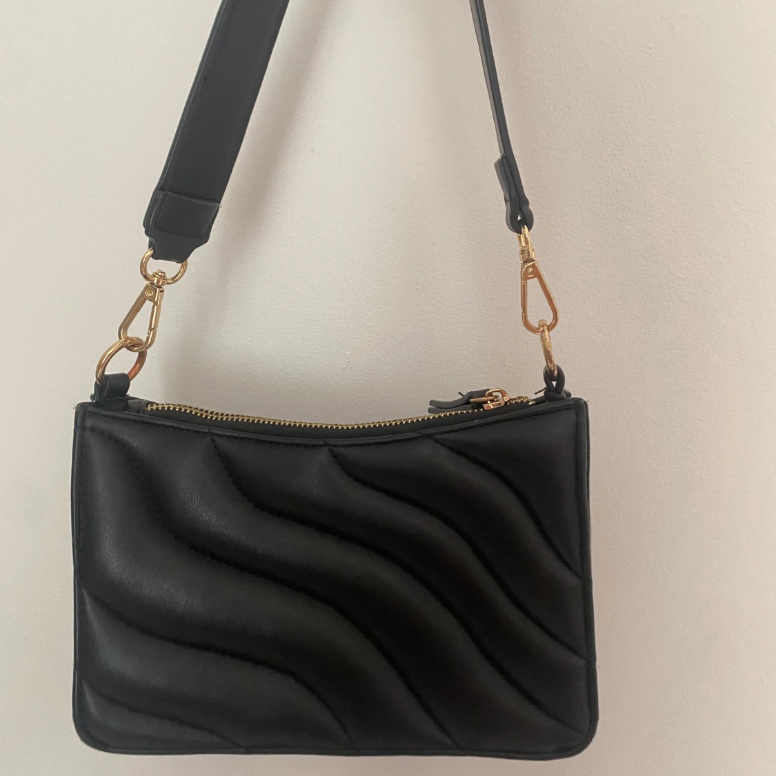 Svart axelväska med gulddetaljer och i bra skick - 2
