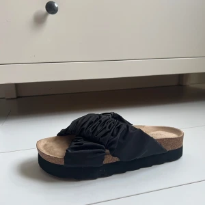 Svarta tofflor/sandaler från Duffy - Svarta nya tofflor från Duffy. Storlek 38 men skulle säga att de är små i storleken, så snarare storlek 37, och därför för små för mig och helt oanvända!
