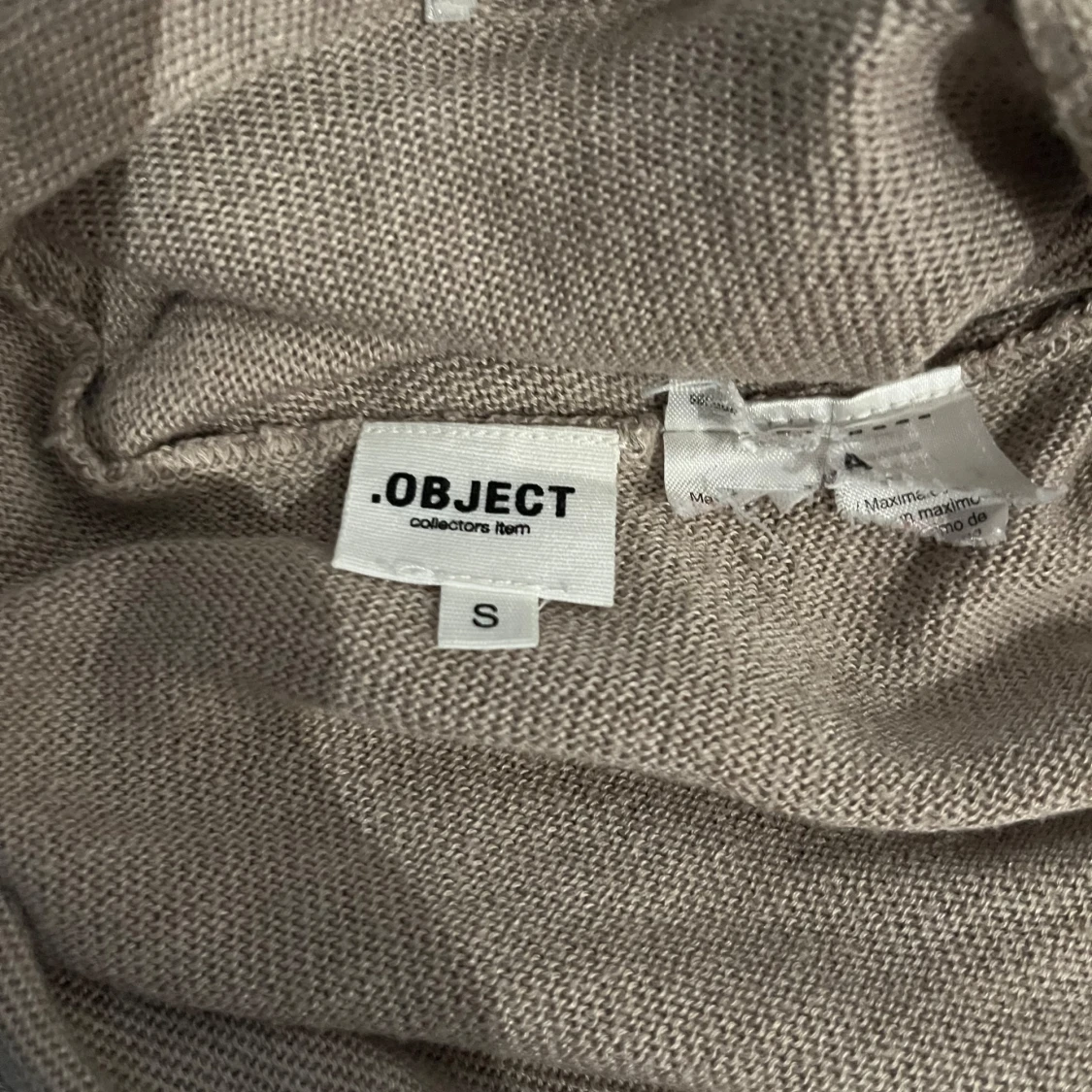 Beige omlottkofta med knappdetalj - 3