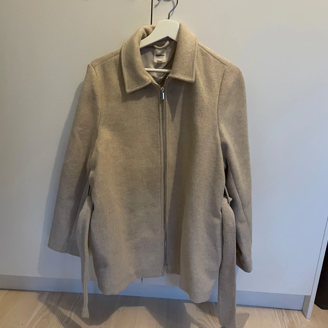 Beige kappa med bälte från Dobber