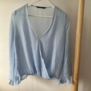 Blå blus - ZARA - Blå blus från Zara.
