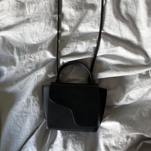 ATP väska - Säljer min fina atp som inte används längre! Fint skick men några små repor på vissa ställen! Atp påse finns kvar! Skriv för fler bilder