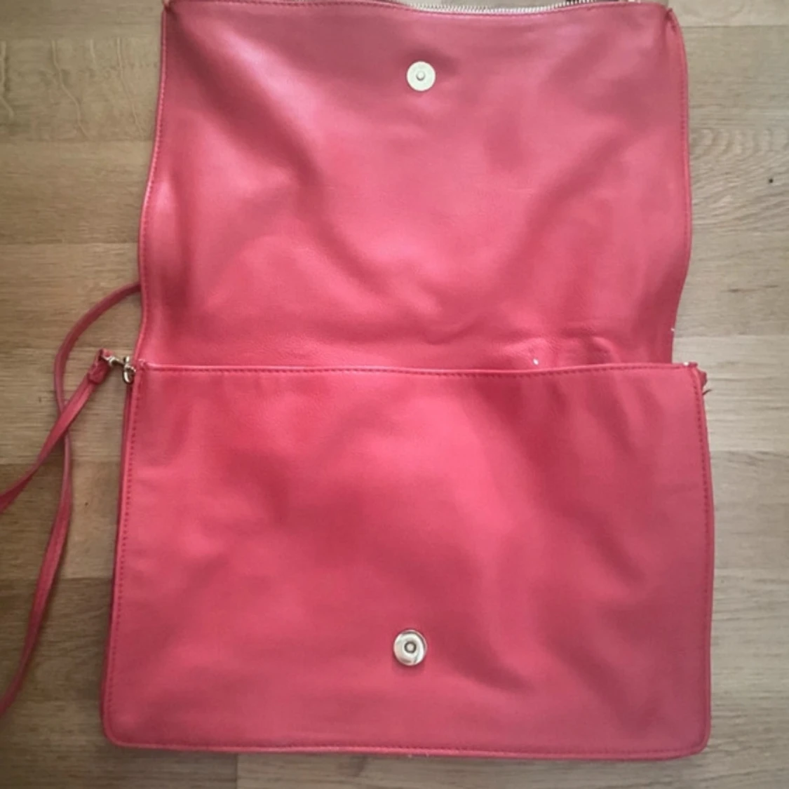 Röd axelväska från H&M i skinnimitation - 2