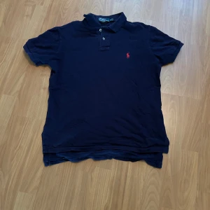 Mörkblå pikétröja från Polo Ralph Lauren - Tja säljer denna riktigt feta mörkblå piké tröja från Ralph lauren i storlek M i mycket bra skick hör av er om ni är intresserade 