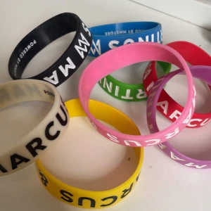 Marcus & Martinus armband  - Säljs styckvis!💓Alla ligger ute i min profil! 150kr/st eller ALLA för 1000kr! Färgerna är svart, lila, gul, vit, röd, grön, rosa & blå!🩷🩷🩷😚 BLÅTT, ROSA, GULT & RÖTT SÅLT! 