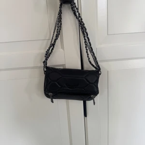 Zadig & Voltaire väska - Säljer min så fina Zadig väska då den inte kommer till användning längre! Använd med omsorg och i bra skick. Äkta såklart! Prislappen från Zadig och garderob finns kvar. Alla kedjor och dustbag tillkommer! Nypris 3000kr💖