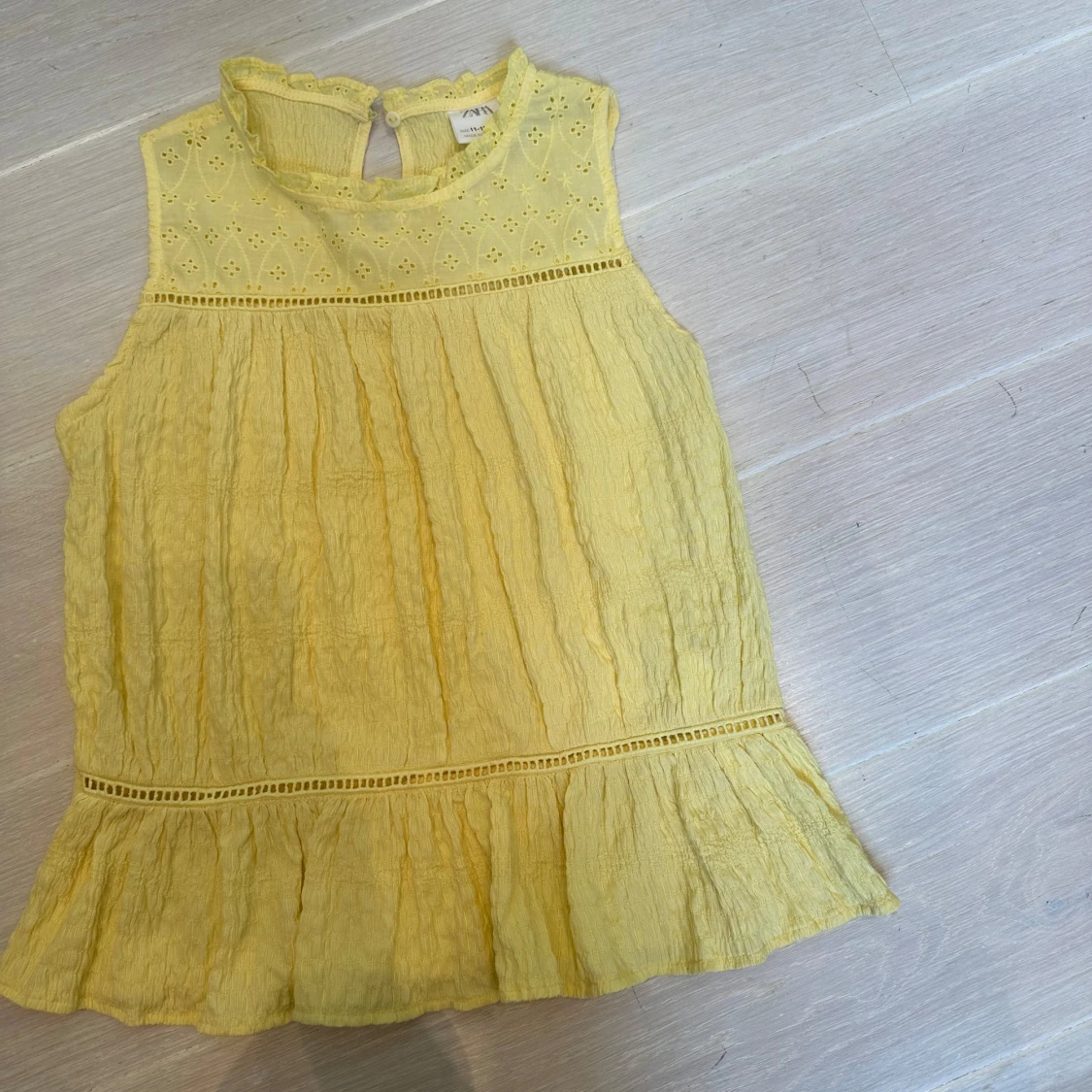 Gul ärmlös blus med broderi