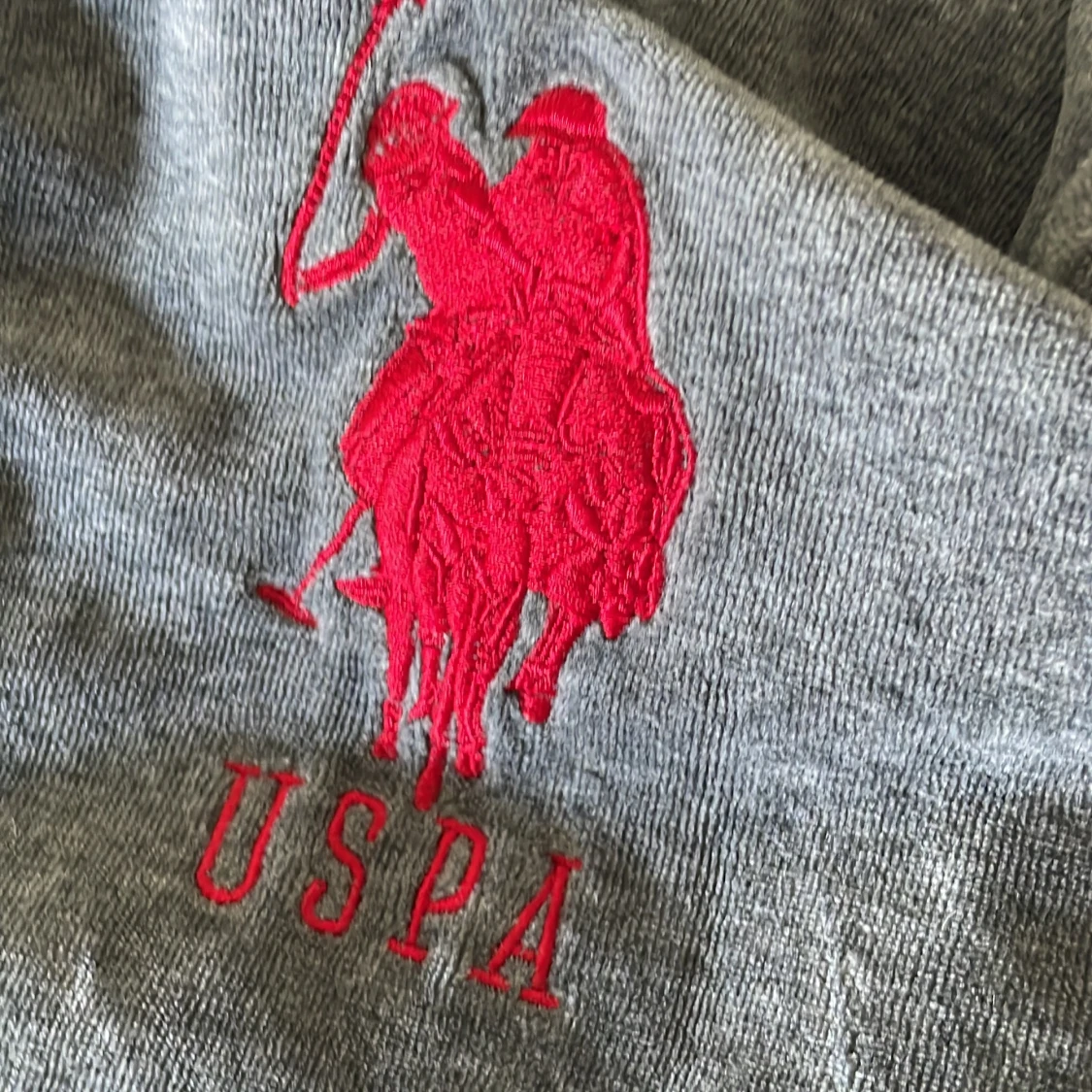 Grå hoodiejacka med dragkedja - 4