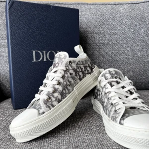 Dior B23 low sneakers - Tja! Säljer ett par otroligt fräscha Dior skor i modell B23 low. Skorna är använda men fortfarande i mycket bra skick. Storlek 46 men passar dig med strl 45. Orginalbox medföljer!