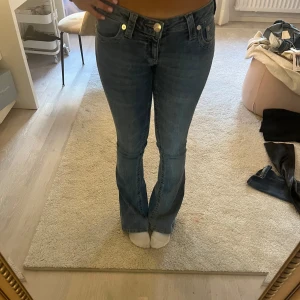 True religion jeans  - Säljer dessa jeans från true religion! Använt ca två gånger. Midjemått:38 cm. Innerbenslängd: 82cm. Original pris är 1 399 kr. 