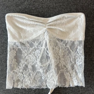 Vit spets bandeau tubtopp med snörning - Superfin vit bandeau tubtopp i spets med blommigt mönster🤍💞