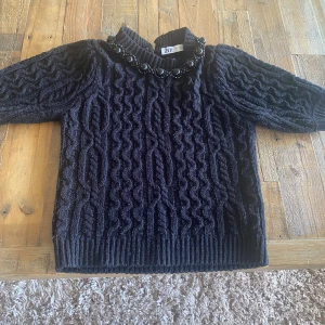 Svart stickad tröja med pärlor Zara - Svart stickad tröja från Zara med kortare ärmar 💕jätte fin men kommer aldrig till användning därför jag säljer den💕