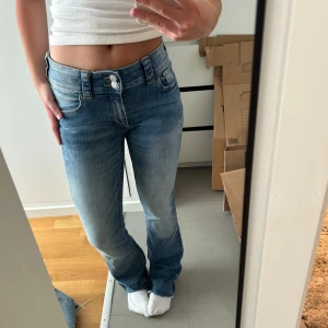 Jeans från H&M - Supersnygga jeans i bootcut och låg midja från H&Ms barnavdelning, men sitter utmärkt på mig som är 160 cm lång <3 slutsålda och ej använda mycket <3