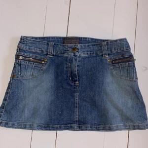Lowrise kjol - Så fin jeanskjol, säljer då den tyvärr blivit för liten! Den är i storlek 164/ xs💙hoppas den kan hitta en ny ägare som kan använda den så mycket som den förtjänar!