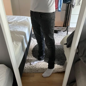 Dondup heans - Säljer ett par svarta  jeans från dondup i storlek 31. Färg svart grå. Inget taskigt, modell George 