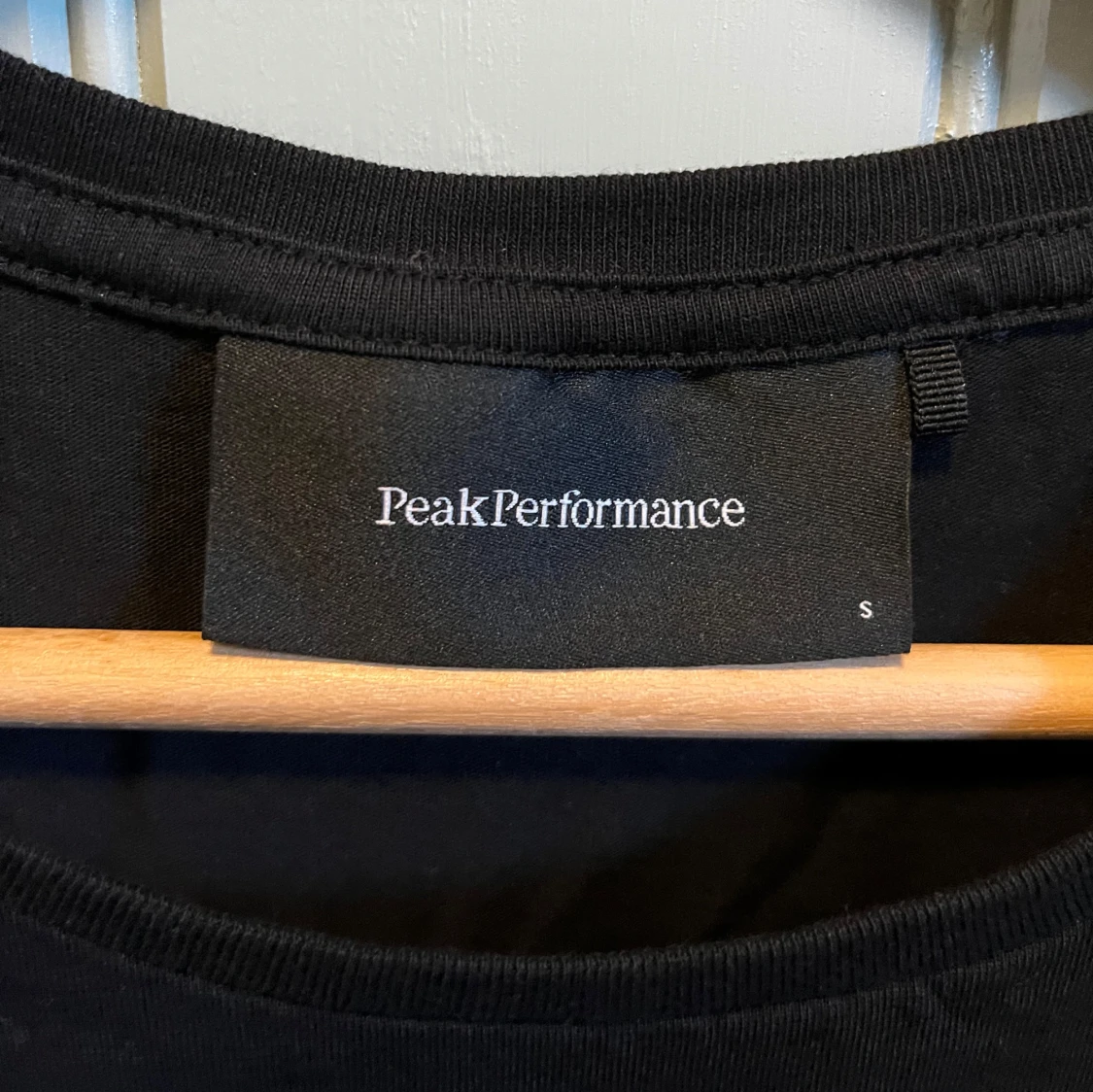 Svart t-shirt Peak Performance S ( aldrig använd) - 3