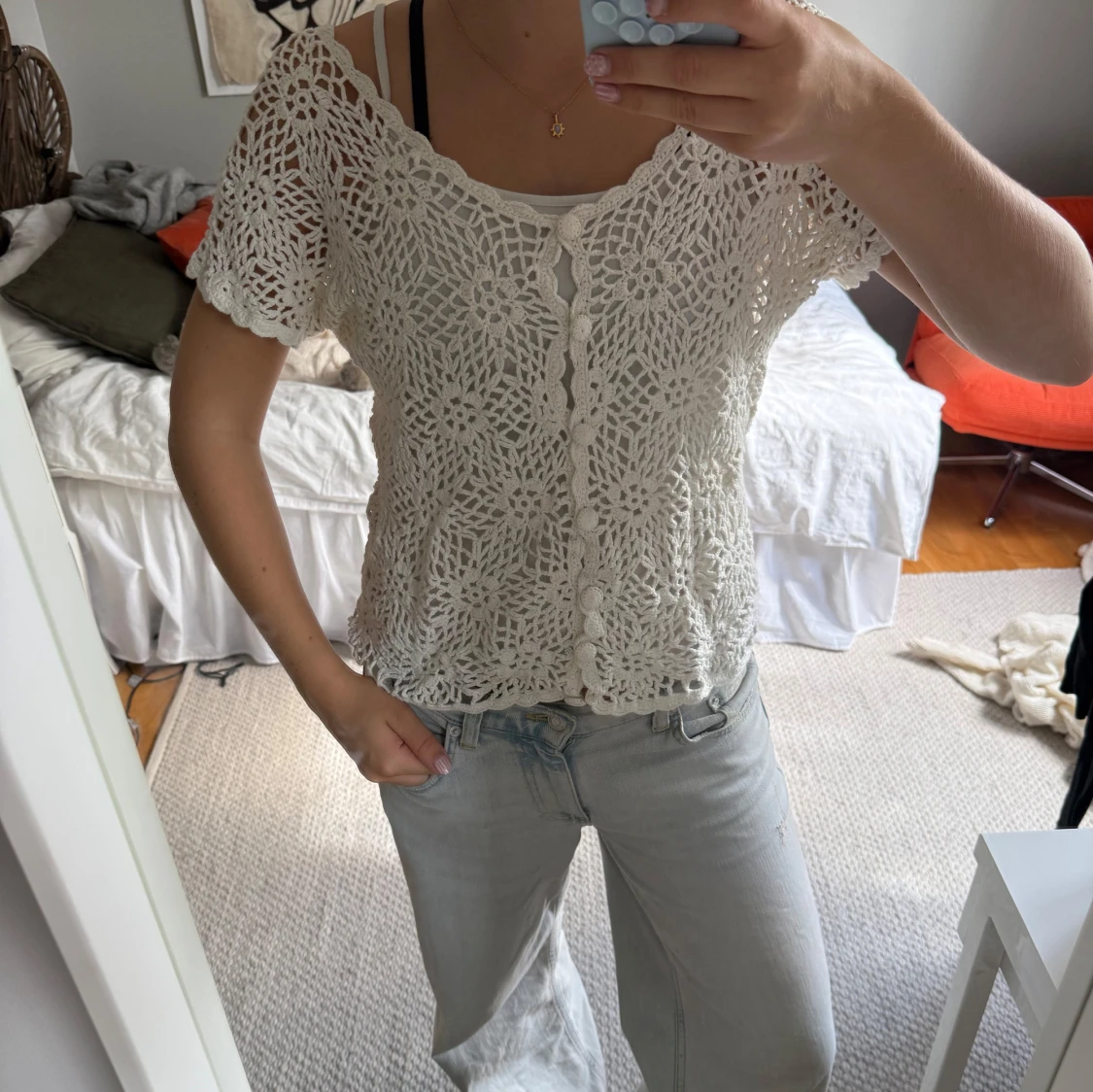 Vit virkad blus med blommönster - 1