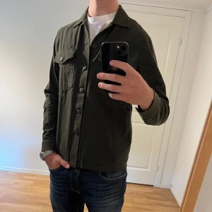 A Days March Overshirt mörkgrön - Säljer denna sjukt snygga Overshirten från A Days March⭐️ Färgen är mörkgrön och storleken är S✅ Overshirten har inga defekter och skicket är utomordentligt🙌🤝 Sjukt najs passform och passar perfekt till hösten🍁🙌 Tveka inte på att höra av er dig vid minsta fråga eller fundering😊