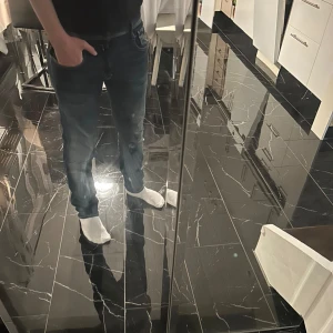 Replay anbass  - Säljer ett par feta replay anbass i storlek 30:32. Dem är hyfsat använda och slitningen i benet har jag själv gjort från ett hål. Väldigt unik färg på brallorna