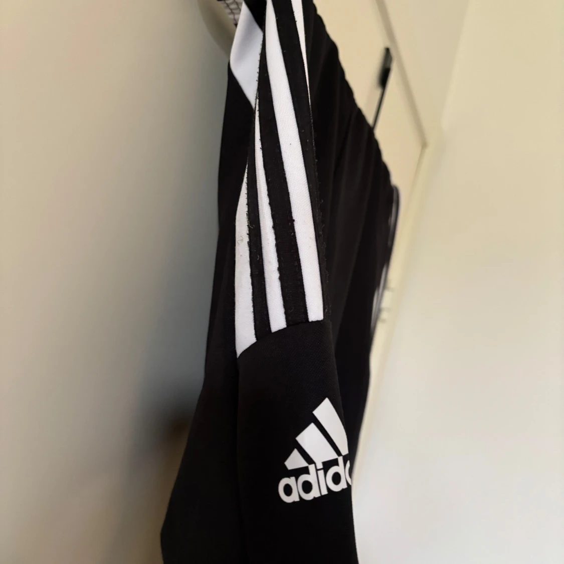 Svarta träningsbyxor från Adidas med vita ränder - 1