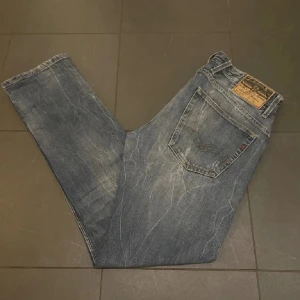Replay jeans - Ovanliga replay jeans i blått med raka ben och normal passform. Jeansen har fem fickor, knappgylf och tydliga slitningar för en vintage-look. Perfekta för dig som gillar tidlös denimstil.
