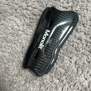 Säljer ett par monolit benskydd  - Dessa benskydd är super lätta väger ändast några gram dem används även av professionella. Dom här benskydden ser till att man inte känner sig tung om benen på planen och dem ser till att du inte får några skador. I butikerna kostar dem ungefär 800kr 