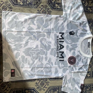 Inter Miami fotbollströja x A Bathing APE - Helt ny aldrig använd 