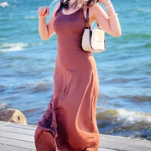 Brun långklänning med rund hals - Säljer en snygg brun långklänning med rund halsringning och ärmlös design. Klänningen har en figurnära passform och är perfekt för varma dagar vid havet. Enkel och stilren modell som passar till många tillfällen.